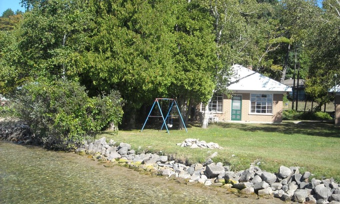 Lake Township Cabaña | Permanecer en el agua - Increíble Crystal Lake Lake Front Cottage!
