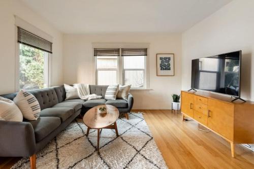 Belmont Casa | Stay Portland - HeartofBuckman MidCentury Dream 86 WalkScore 3BR