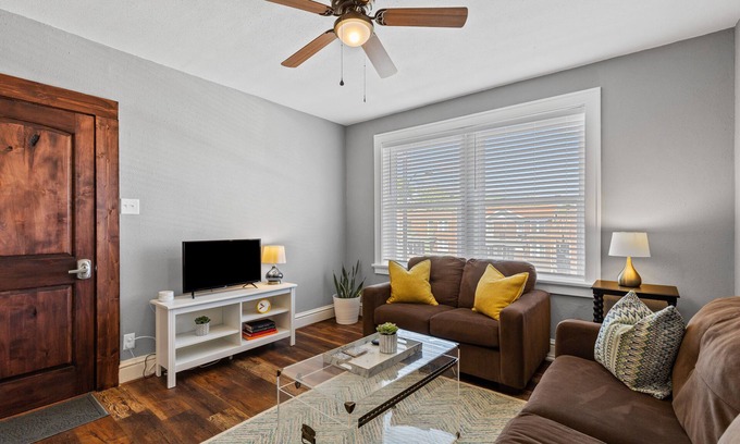 The Southampton Apartamento | Stay STL*Long Term Stays*Private Balcony*Pets