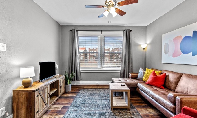 The Southampton Apartamento | Stay STL*Long Term Stays*Private Balcony*Pets