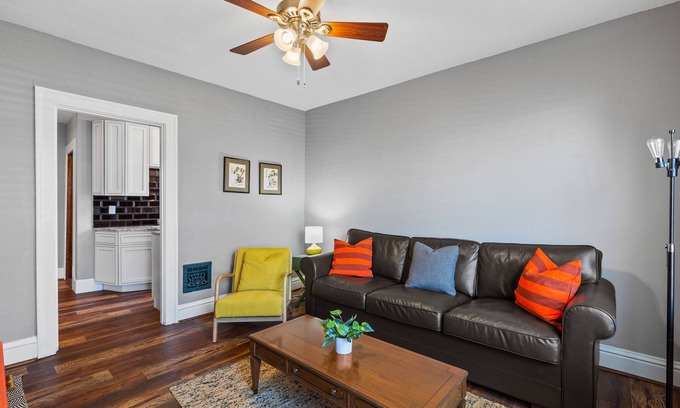 The Southampton Apartamento | Stay STL*Long Term Stays*Private Balcony*Pets