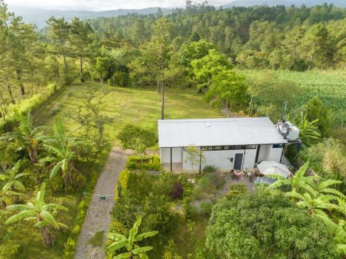 Siguatepeque Chalet De Esquí | Stay with a hot tub on a coffee farm
