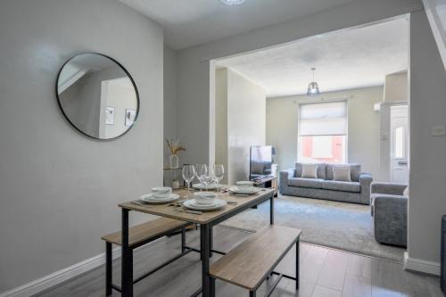 Liverpool Casa | Stay with Alexandra - Free Parking - Free Wifi Superb Location