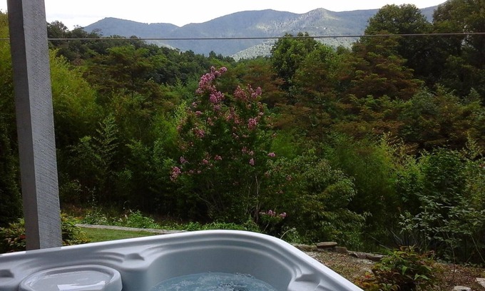Maggie Valley Casa | Vista increíble 24 / 7-2 BR y 3 baños completos con bañera de hidromasaje, WIFI, capacidad para 7 personas, cerca del baño
