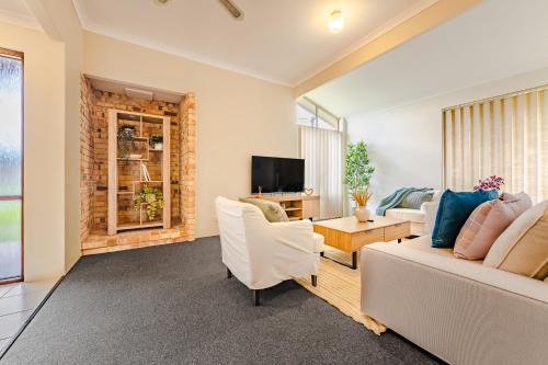Seville Grove Casa | StayAU 4BR Family Retreat with Garden Near Perth