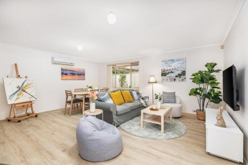 Ingleburn Casa | StayAU Cozy 3BR Suburban Retreat in Ingleburn