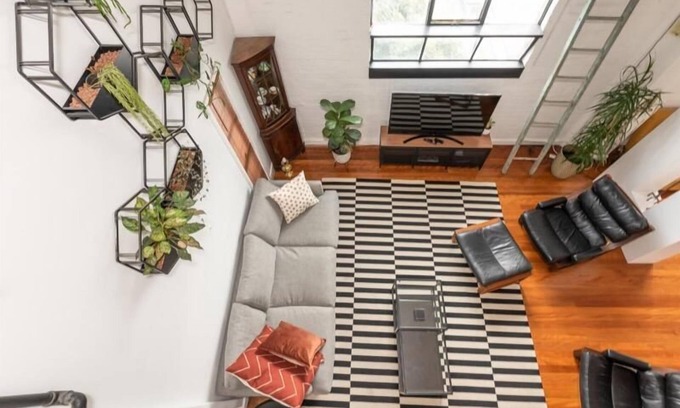 Collingwood North Apartamento | Almacén Loft convertido con aire acondicionado, baño, estacionamiento, estudio y terraza en la azotea.