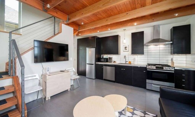 Belmont Casa | #StayinMyDistrict Buckman Open Loft-Style Townhome