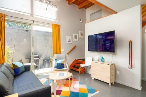 Belmont Casa | #StayInMyDistrict Buckman Spacious Modern Rowhouse