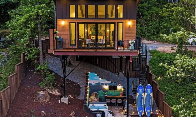 Chimney Rock Cabina | StayInOurSpace- Romantic getaway with views, walk to downtown, Hot tub, fire pit