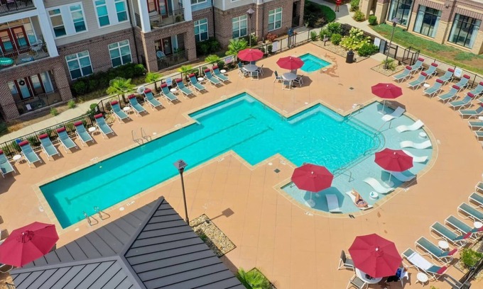 Huntersville Condominio | StaysByWalker 2BR -KingBeds! Gym! HotTub! Sauna!