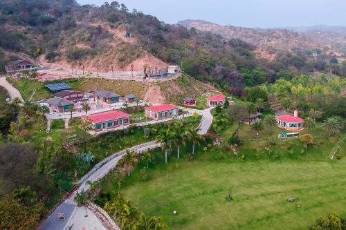 Kishangarh Casa | StayVista at Brickwood Hill with Outdoor Infinity Pool & Jacuzzi