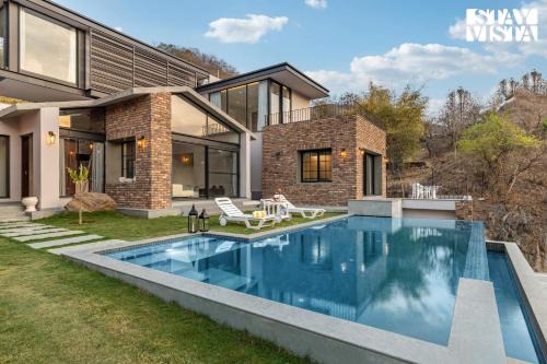 Bedla Villa | StayVista's Ikebana - Living By The Forest Edge - Mountain-view Villa with Infinity Pool, Lawn, & Indoor-Outdoor Games