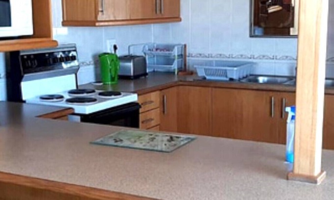 Kleinmond Apartamento | STEENBRAS 3 : 2bedr/ 1bathr first floor apartment, private lawn with BBQ