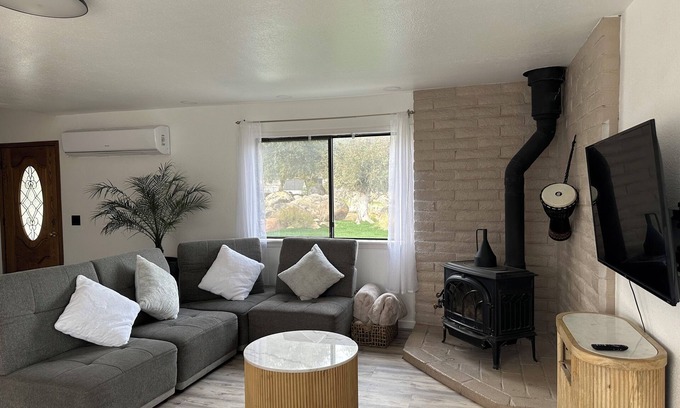 Springville Otro | Step away from the noise of the city and into a country home get away