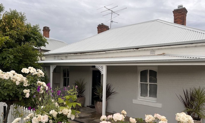 Tumut Casa | Step Back in Time: Charming 1880 Cottage Retreat for a Nostalgic Staycation!