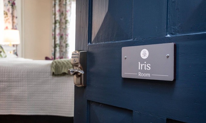 Harrisonburg Apartamento | Step Back in Time: Experience Charm and Comfort in Our Iris Room