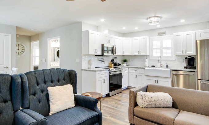 Rosewood Cabaña | Step-free Home w/ Fire Pit - 3 Miles to Usc!