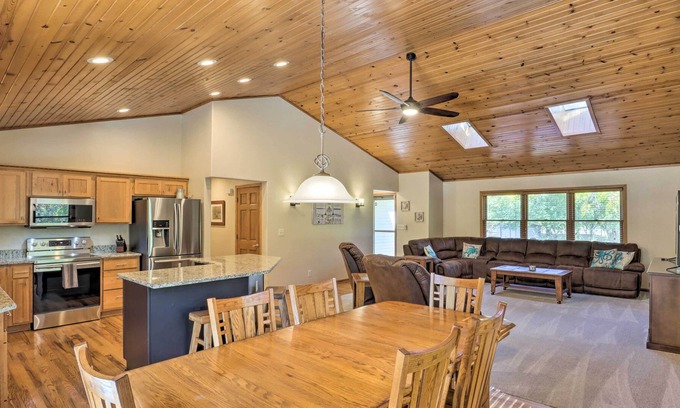 Colgate Casa | Step-Free Pewaukee Home < 1 Mi from Lakes!
