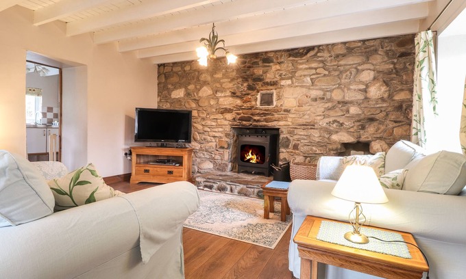 Fishguard Casa | STEP IN, family friendly, character holiday cottage in Fishguard