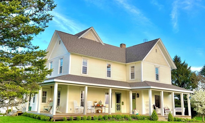 Dowagiac Otro | Step Inside a Magazine! Upscale Farmhouse on 3 acres. Hot Tub,Bocce Ball,Gardens