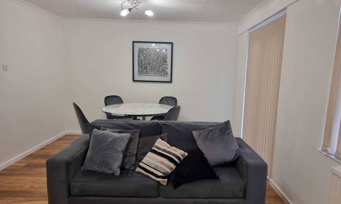 Thamesmead Casa | Step inside and you're greeted by the peaceful ambiance and ample space.