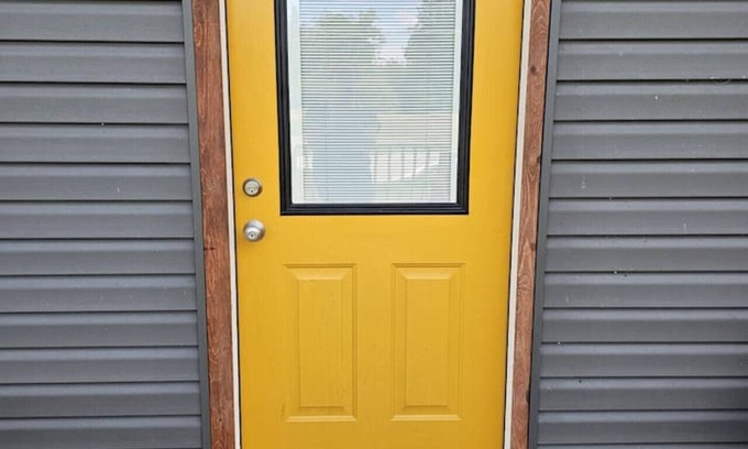 Davis Chalet De Esquí | Step Inside the Yellow Door – Your Mountain Chalet Escape Awaits