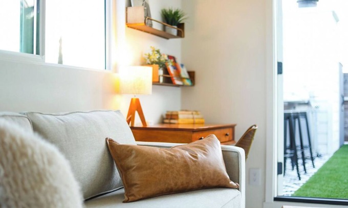 Mission Hills Apartamento | Step inside this home and discover a unique blend of mid-century retro-chic, where classic design meets a lively, modern sensibility with clean lines, warm woods, and pops of vibrant color that transport you to a cooler, more carefree era.