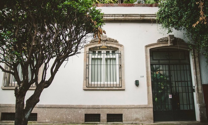 Barrio Doctores Casa | Step into a beautifully preserved historic home in the heart of Roma Norte — one of Mexico City’s most iconic neighborhoods. This 8-bedroom residence blends original charm with modern comfort, featuring private bathrooms, a charming rooftop.