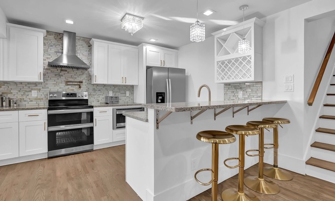 North Druid Hills Casa | Step into a world of spacious elegance as you enter this carefully curated home