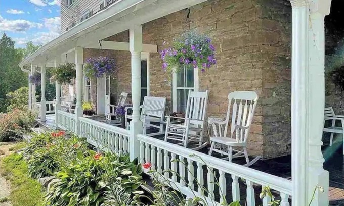 Clintondale Casa | Step into history & unwind at Stone House a charming 🏡 at the❤️of NYHudson Valley