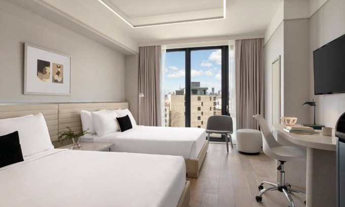 Williamsburg Casa | Step into our vibrant room located among the charming residential !
