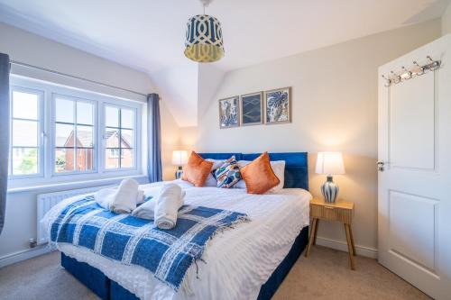Newport Apartamento | Step Into the Past, Stay for the Memories, Historic 3-Bed Home near Monmouth Castle, Sleeps 5, Parking & Wi-Fi