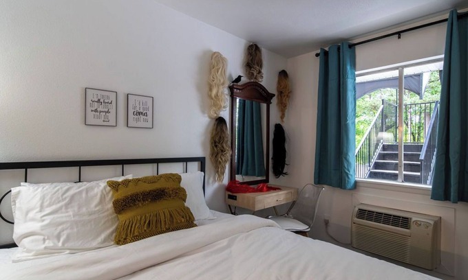 Eureka Springs Historic District Complejo | Step into the The Crows Have Eyes Room!