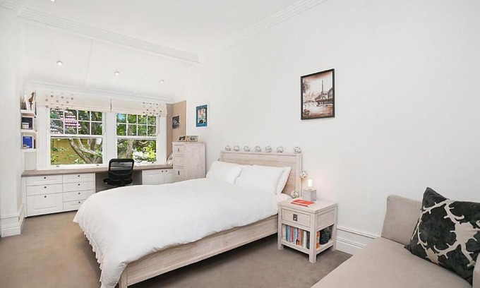 Bellevue Hill Villa | Stepping inside the dignified gates of this stately
