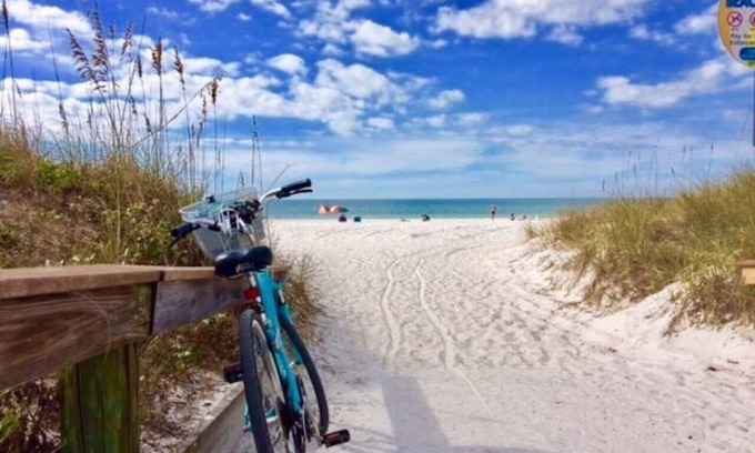 Pass-a-Grille Cabaña | Pass-a-grille Beach House Wi-fi, bicicletas personales, patio, parrilla y peldaños a la playa