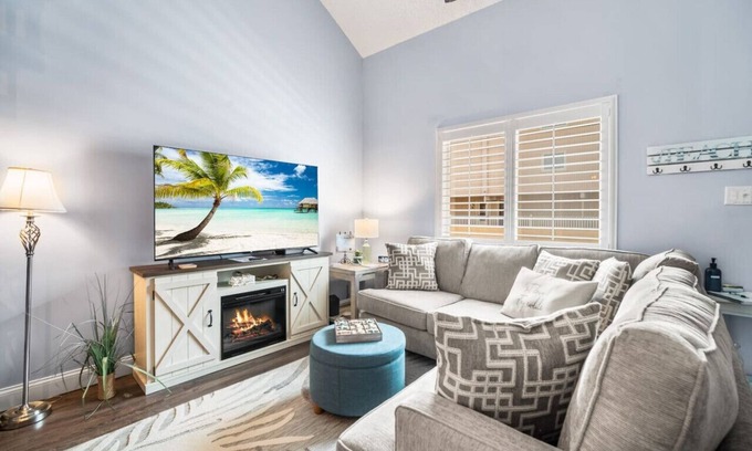 Southend Condominio | Steps 2 beach! Ocean view+ Pool+ Parking+ Families