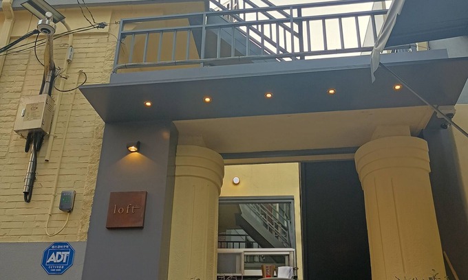 Jangchung-dong Casa | Steps away from DDP,Airport Bus,Shopping Malls & More:ELEGANCE & MEMORIES AWAIT!