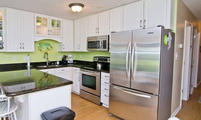 Emerald Isle Condominio | Steps away from the Ocean, Gym, Gazebos, Indoor/Outdoor Pools, & Tennis Courts