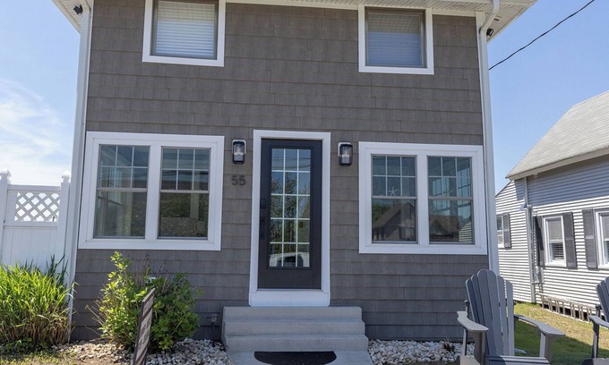 Old Lyme Casa | Steps Away From The Beaches & Ocean in Old Lyme.