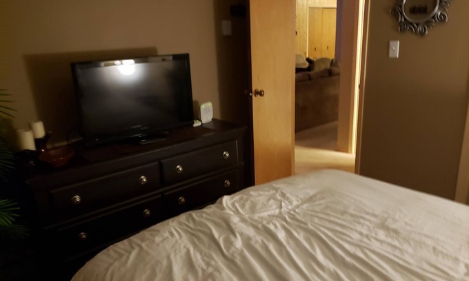 East Kootenay Condominio | Steps Away From The Hot Tub And Pub