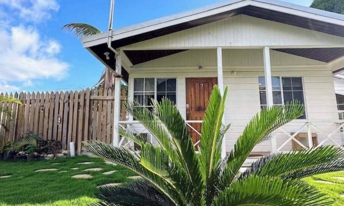 Whitehouse Cabina | Steps away from the beach! Cabin Life @ Happy Life Villas