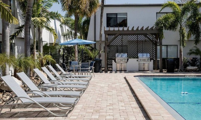 Bayshore Gardens Apartamento | Steps from Bayshore! Cozy King suite w pool/Gym
