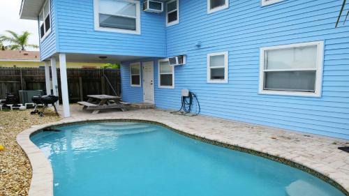 Ilexhurst Villa | Steps From Beach! Air-Conditioned - Shared Pool