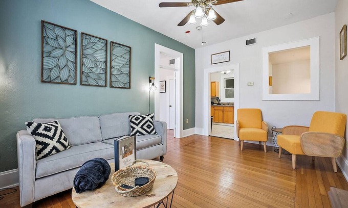 Eustis Apartamento | Steps from Downtown~King Bed~UPSTAIRS~Cozy Stay