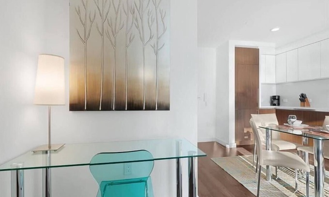 Hell's Kitchen Apartamento | Steps from Hudson River 1 Deluxe BR city view | Huge Windows