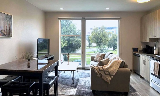 City Park West Apartamento | Steps from Saint Joseph Hospital