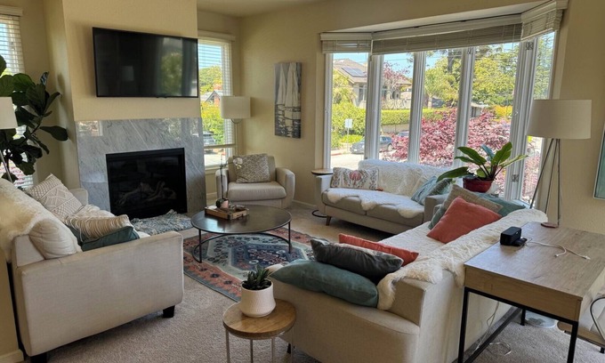 Seabright Casa | Steps from Seabright beach. Five BR Family-sized house with BBQ deck.