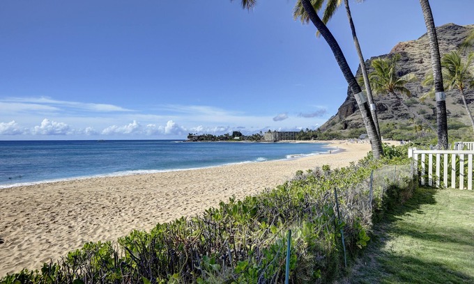 Makaha Cabaña | Pasos de la playa de arena con Encanto Cottage frente Situado en la playa Makaha Surf