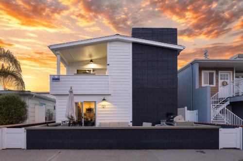 West Newport Casa | Steps from the SandBoardwalk Outdoor Dining Parking and Patio in Newport